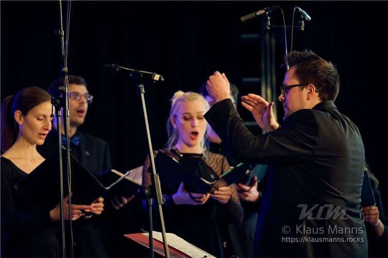 Dirigent Dominik Pörtner beim Dirigat des zweiten Chores.