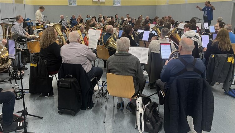 Dirigent Frank Weiß mit den Musikfreunden Lantershofen, Spnderprobe für das kommende Weihnachtskonzert am 21.12.2025, Foto: Musikfreunde Lantershofen e.V. Foto: privat