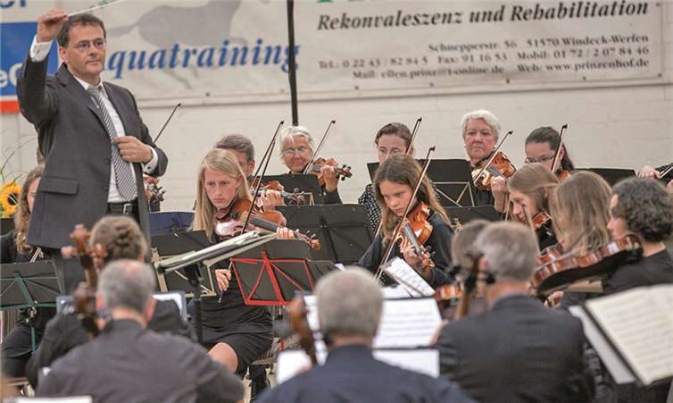 Dirigent Hans Werner Meurer leitete das Wachtberger Jugendorchester und das Kammerorchester beim gemeinsamen 18. Anton Raaff-Konzert zum 300. Geburtstag des wohl größten Sohnes der Gemeinde. JOST