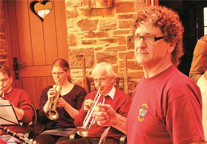 Dirigent Helmut Zimmer bei seinem ersten Auftritt mit den Mosella-Musikanten beim Königinnenwingertsfest Oberfell. privat