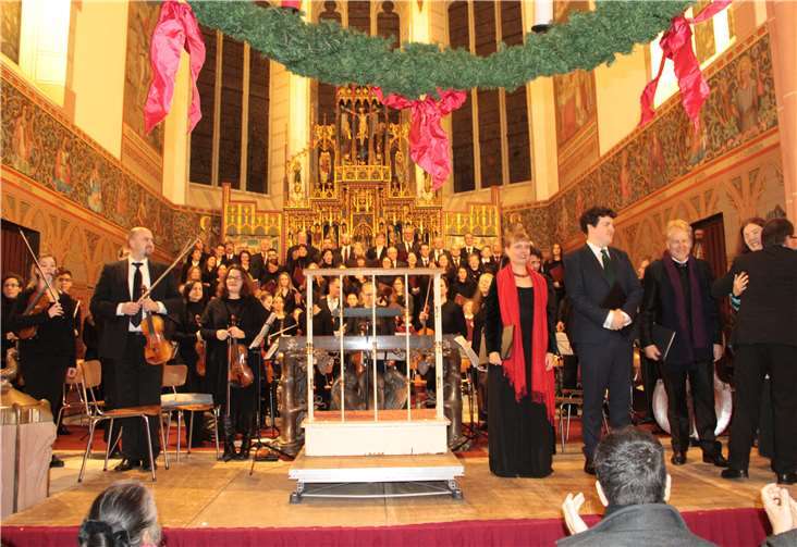 Dirigent Lutz Brenner bedankte ich bei den Solisten. Fotos: MFU