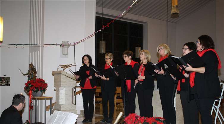 Dirigent Mario Bressan begleitete die Sängerinnen von „Animo“ bei ihren Liedern auf dem Keyboard.  TE