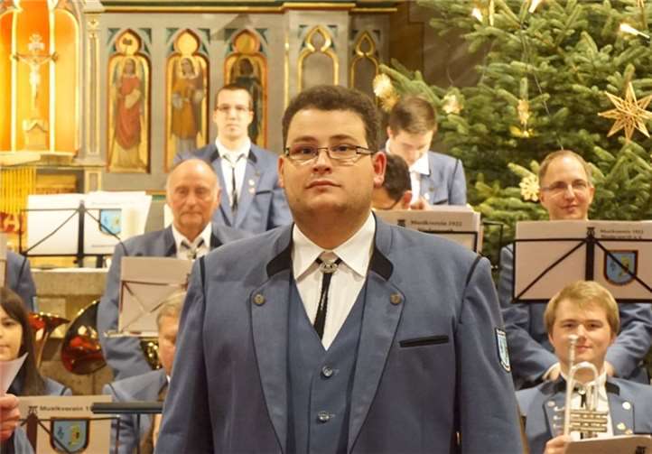 Dirigent Pascal Arens wünschte am Ende im Namen der Aktiven allen frohe Festtage - er bleibt dem Musikverein auch im neuen Jahr erhalten.
