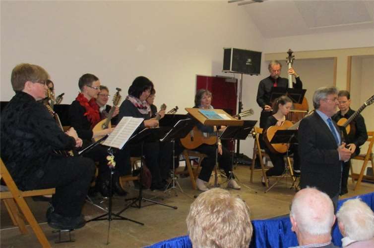 Dirigent Thomas Braun führte die Gäste des Jubiläumskonzertes in das Programm ein. J.Hübner