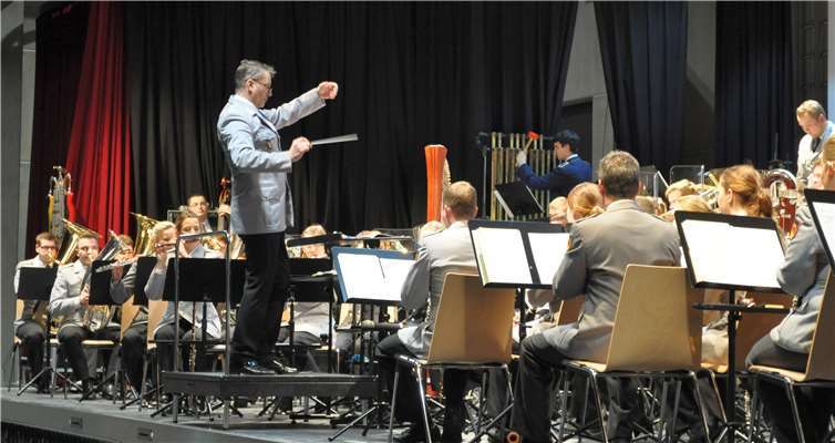 Dirigiert von Oberstleutnant Michael Euler gab das Ausbildungsmusikkorps der Bundeswehr 2018 seine gefeierte Premiere in der Jungholzhalle.  Bürgerstiftung Meckenheim