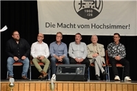 Dirk Ahrweiler und Willi Monreal (links) als aktuelle Vorsitzende mit vier der s...