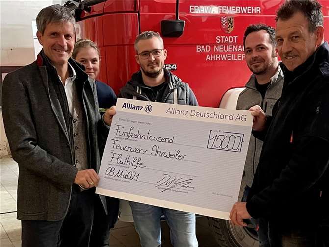 Dirk Alfter (l.) bei der Spendenübergabe. Foto: privat