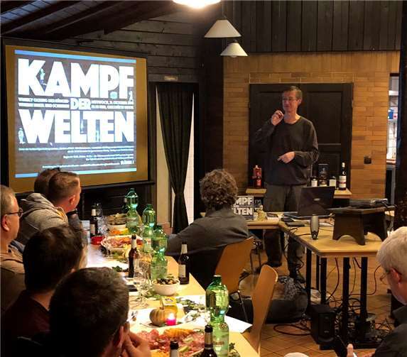 Dirk Berensmann führte fachkundig schottische und Whiskys aus aller Welt in den „Kampf“. privat