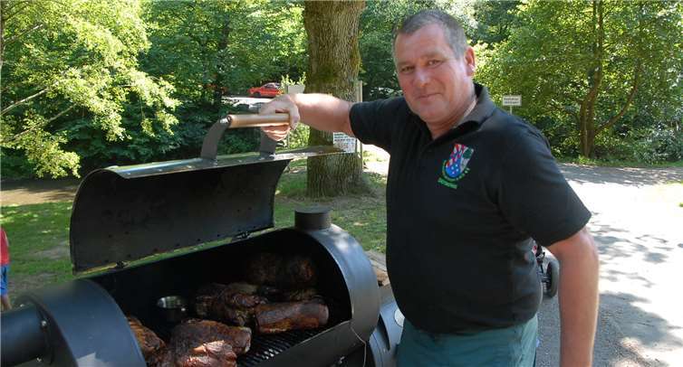 Dirk Bücher ist ein leidenschaftlicher Hobby-Griller.In diesem Jahr ersetzte zum ersten Mal sein SmokerMarke Eigenbau das bisher übliche Spanferkel-Essen.