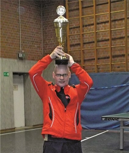 Dirk Caspers mit Pokal. privat