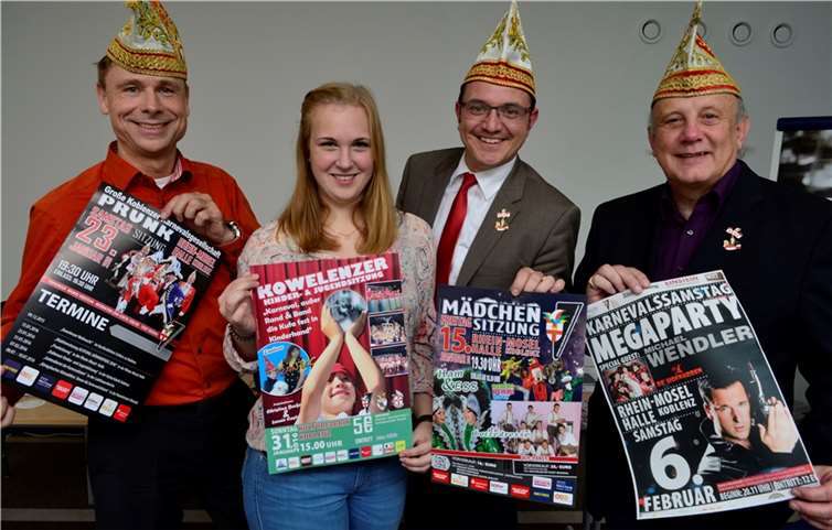 Dirk Crecelius (v.r.) Thomas Than, Leonie Castor und Wolfgang Isola zeigten Plakate der GKKG Events. HEP