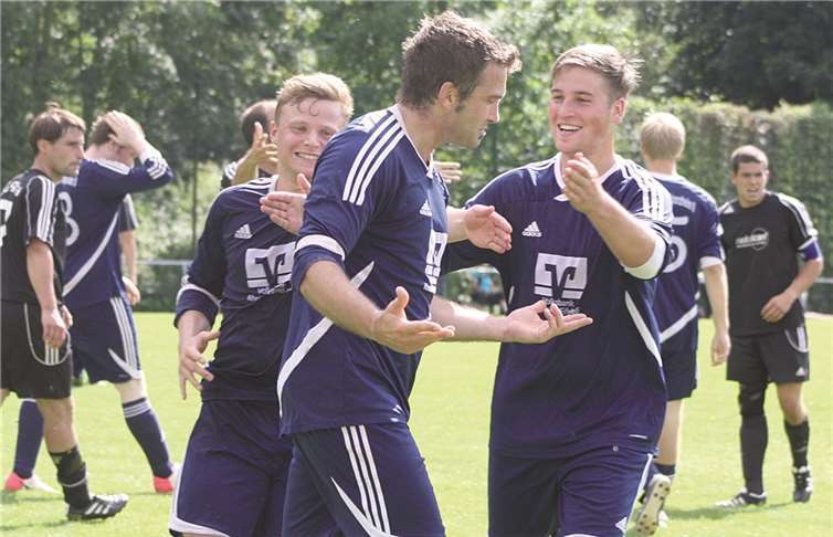 Dirk Durben (M.) lässt sich nach seinem Last-Minute-Ausgleich von seinen Kameraden Julian Bauer (l.) und Richard Gies (r.) feiern.privat