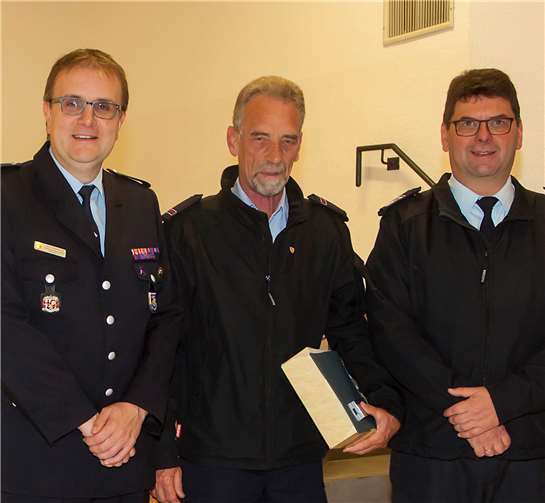Dirk Elberskirch (links) verlieh Dieter Gassen (Mitte) die Ehrennadel des Feuerwehrverbandes. Als erstes gratulierte Wehrleiter Andreas Schmidt (rechts). Feuerwehr VG Dierdorf