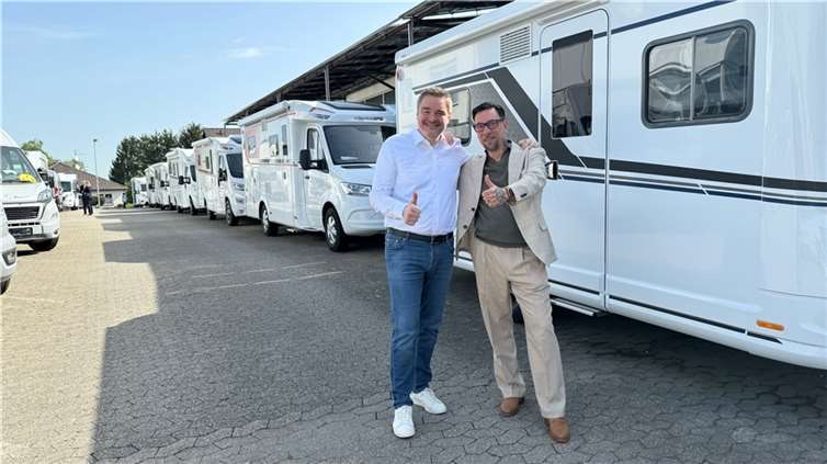 Dirk Fohr (links) und Martin Klein freuen sich auf die gemeinsame Zukunft von Niesmann Caravaning und Camping-Center Klein. Foto: Niesmann Caravaning