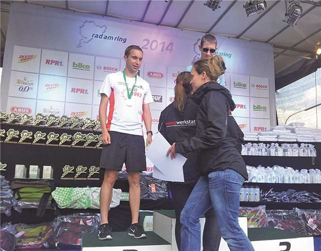 Dirk Gimnig auf Platz Zwei nimmt die Silbermedaille entgegen. 