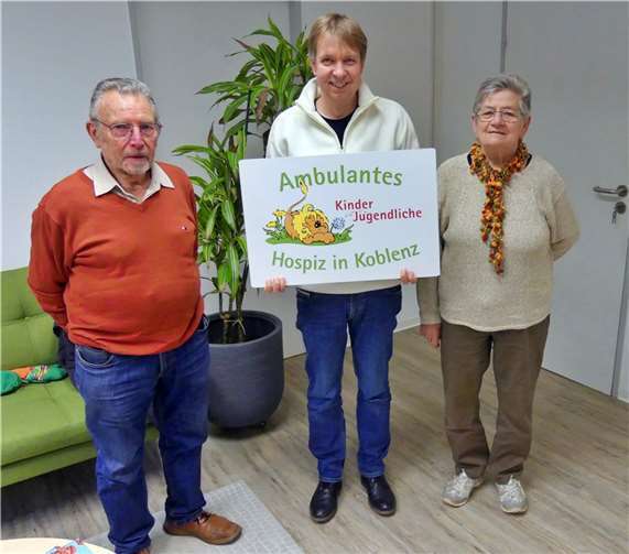 Dirk Griese freut sich über das große Engagement von Marlies und Reinhold Höfer aus St. Sebastian, als er die Spende in Höhe von 1.000 Euro von beiden entgegennimmt.  Foto: Koblenzer Hospizverein e.V.