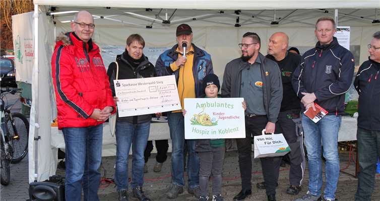 Dirk Griesel vom Kinder- und Jugendhospiz Koblenz nahm die Spende entgegen. Foto: Richard Jaros