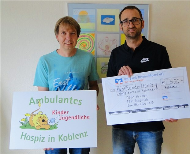 Dirk Griesel vom Koblenzer Hospizverein nimmt einen Spendenscheck in Höhe von 550 Euro aus den Händen von AH-Spielführer Florian Elsner entgegen. Foto: privat