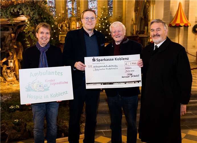 Dirk Griesel vom ambulanten Kinder- undJugendhospiz Koblenz, Claus Hoffmann, Geschäftsführerder Koblenz-Touristik, Manfred Gniffke, Initiator und Organisator von „Mir ginn Krebbcher gugge“ sowie der Küster von St. Kastor, Hans Zündorf. Foto: Kai Myller/Koblenz-Touristik