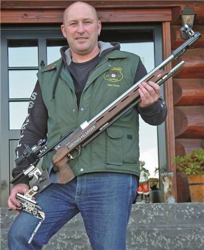 Dirk Gröff, zweifacher Landesverbandsmeister mit seiner Sportausrüstung. privat