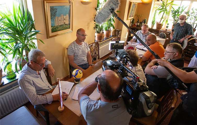 Dirk Groß, Trainer des VC Neuwied, steht beim Neuwieder VCN-Sponsor, der Pizzeria Al Castello, SWR-Redakteur Christian Döring, Rede und Antwort. Er hofft, dass die Deichstadtvolleys am Ende der kommenden Woche mit 12 Spielerinnen vollzählig sind. Foto: Eckhard Schwabe