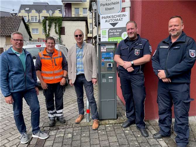 Dirk Hansen (VG Adenau), Markus Zimmer (Bauhof Adenau), Stadtbürgermeister Arnold Hoffmann, Jörg Labonte und Markus Witt (VG Adenau, Verkehrsüberwachung).  Foto: Stadt Adenau