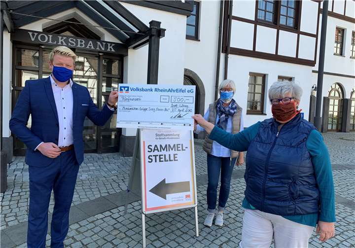 Dirk Hedrich, Teamleiter Privatkunden bei der Volksbank RheinAhrEifel, übergab in Brohl-Lützing eine Spende in Höhe von 500 Euro an Petra Fix, Leiterin der Behelfs-Mundmasken-Gruppe Sinzig Rhein-Ahr (rechts) und Pia Wasem, Privatkundenberaterin bei der Volksbank (Mitte), die sich ehrenamtlich in der Gruppe engagiert. Foto: Volksbank RheinAhrEifel eG.