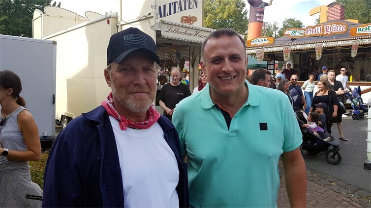 Dirk Kaiser (links) gab mit seiner Erfahrung die Anweisungen zum Aufstellen des Baumes. Ortsbürgermeister Peter Wilkes (rechts) dankte ihm und den anderen Mitgliedern des Junggesellen- und Burschenvereins für die gute Arbeit.