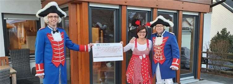 Dirk Keldenich (Kassierer der KG Blau-Weiß Niederlützingen e.V.) bedankte sich bei dem Ehepaar Fuchs für die stolze Summe. Lars Fuchs ist in der KG sehr aktiv.Foto: privat