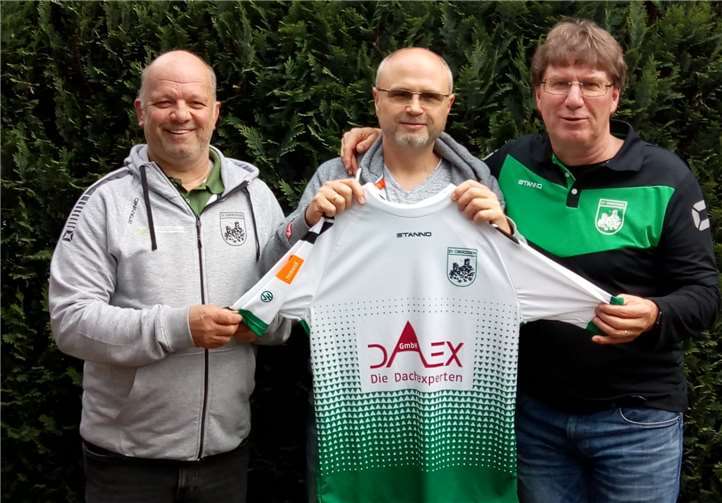 Dirk Klapperich (Mitte) bei der Übergabe der Trikots an Manfred Dedenbach (li.) und Karlheinz Esten.Foto: privat