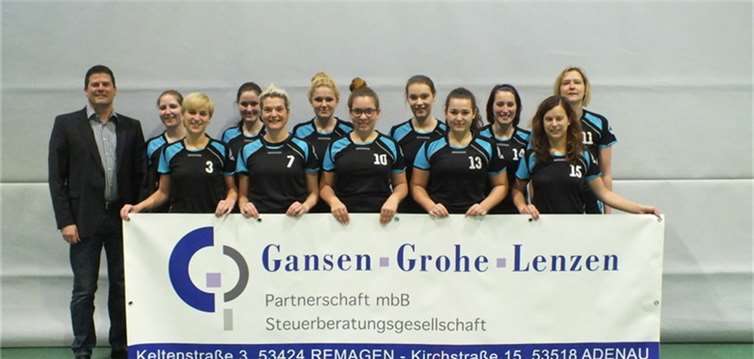 Dirk Lenzen überreichte die t neue Trikots und Sporttaschen höchst persönlich. privat