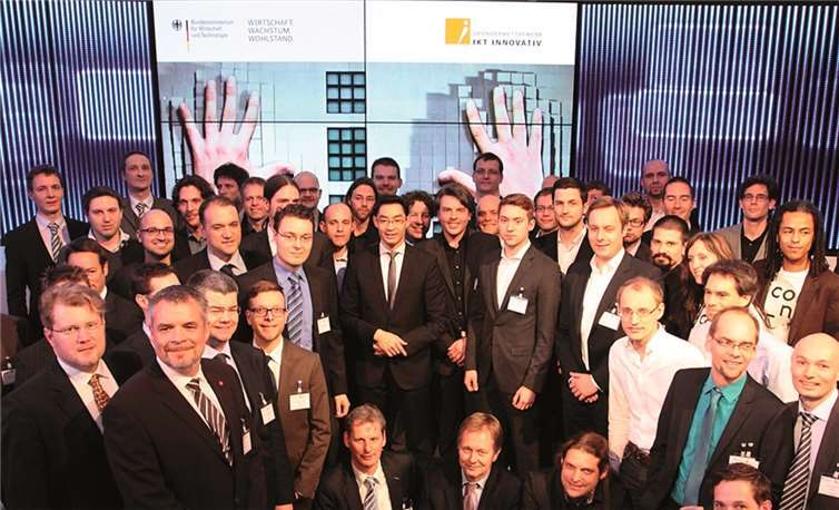 Dirk Meid (1. Reihe, 2. v.li.) und die anderen Preisträger des IKT gemeinsam mit Dr. Philipp Rösler, Bundesminister für Wirtschaft und Technologie. „Gründerwettbewerb - IKT Innovativ“ / Iris Klöpper