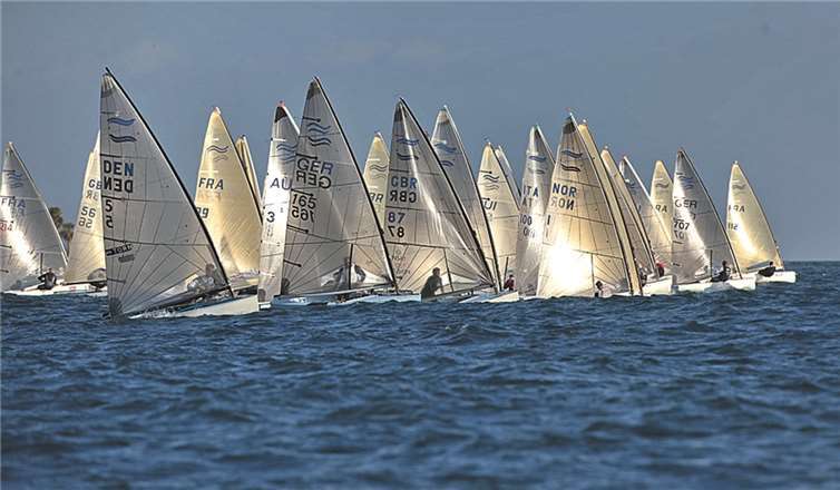 Dirk Meid mit der Segelnummer GER 165, kurz nach dem Startschuss in guter Position.