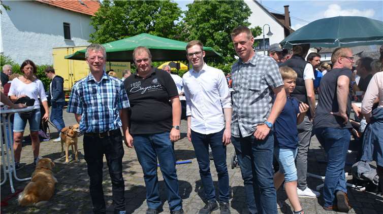 Dirk Meier, Markus Oligschläger und Thoma Oligschläger (v. li.)mit dem gewählten Bürgermeister Sebastian Schmitt (2.v.r.).