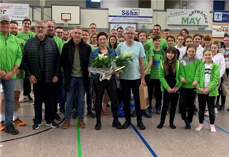 Dirk Mohr (Abteilungsleiter Handball), Ehrenmitglied Egon Meid, Thorsten Kaiser (1. Vorsitzender Hauptverein), Martin Schlich (2. Vorsitzender Hauptverein) und die Handballjugend gratulierten Ulrike Nürnberg zu 50 Jahre Mitgliedschaft (v.l.).Foto: TuS Grün-Weiß Mendig