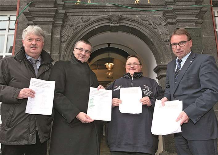 Dirk Ohligschläger (2.v.r.) überreichte die gesammelten Unterschriften an die für ihn höchsten örtlichen Bürgervertreter (v.r.): Mayens Oberbürgermeister Treis, Landrat Dr. Saftig und Bürgermeister Schumacher.WE