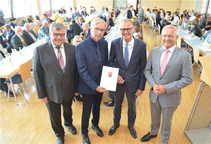 Dirk Oswald (2.v.r.) wurde jetzt offiziell in sein Amt eingeführt. Er ist seit April letzten Jahres als neuer Schulleiter der berufsbildenden Schule im Herzen der Deichstadt aktiv. Mit ihm freuten sich Landrat Achim Hallerbach (rechts), Kreisbeigeordneter Michael Mahlert (links) und Hubertus Bialas von der Schulaufsichtsbehörde.Kreisverwaltung