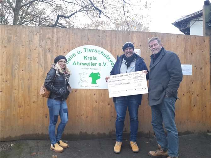 Dirk Prüter, Geschäftsführer der PRÜTERPLAN GmbH für Energie- und Haustechnik, überreichte eine Spende von 2.500 Euro an Claus-Peter Krah, den Vorsitzenden des „Tierheims und Tierschutzvereins Kreis Ahrweiler e.V.“. Foto: privat