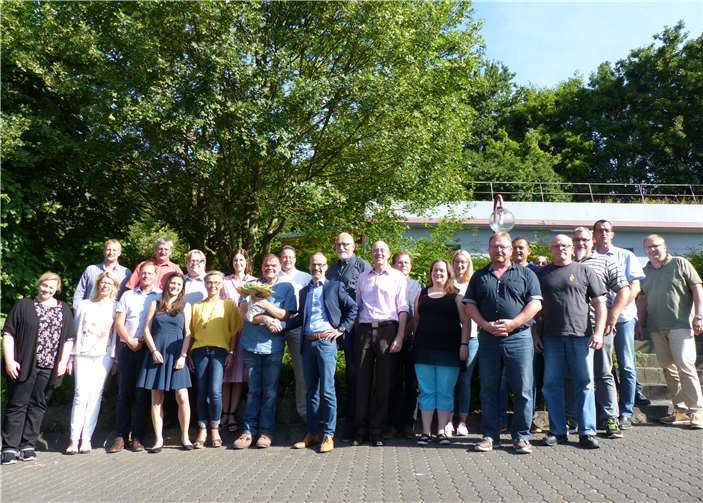 Dirk Rhein, Geschäftsführer des Heinrich-Hauses, gratuliert Alexander Helbig im Rahmen der Konferenz der Profitcenter-Leiter zu seinem Wahlerfolg und betont die wichtige Rolle der Werkstatträte.privat