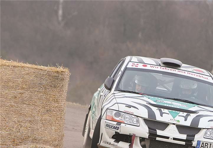 Dirk Riebensahm (Andernach) und Kendra Stockmar-Reidenbach (Elchweiler) auf der Strecke am Strohballen. M. Kaiser