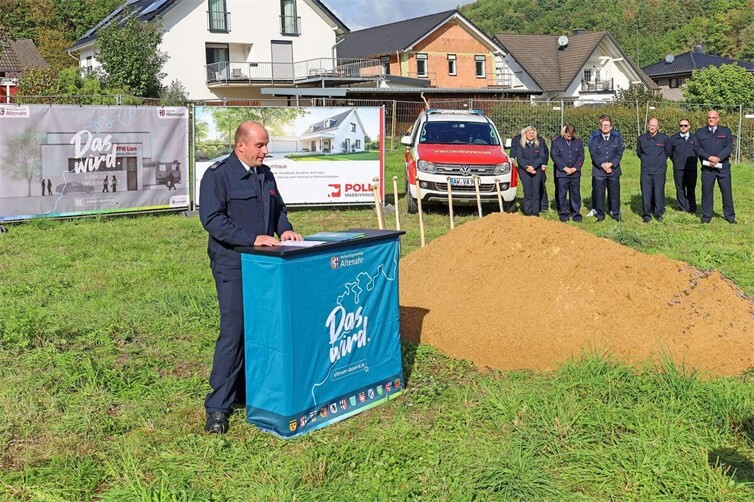 Dirk Riske, stellvertretender Wehrleiter der Freiwilligen Feuerwehr der Verbandsgemeinde Altenahr, betonte in seiner Rede, dass man nach den Erfahrungen der Flut wisse, wie wichtig eine leistungsfähige und gut ausgestattete Feuerwehr sei.