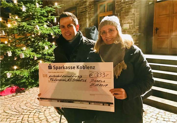 Dirk Schlag überreichte Nadine Wagner einen Spendenscheck in Höhe von 333 Euro. Privat