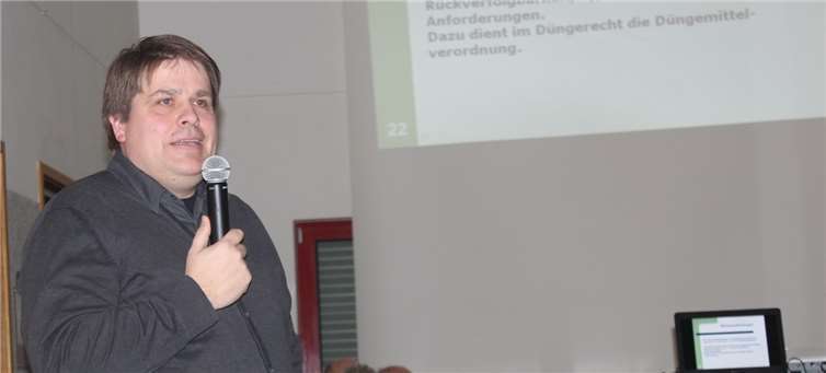 Dirk Schneider von der Aufsichts- und Dienstleistungsdirektion (ADD) referierte über Düngerecht, Düngegesetz und Düngeverordnung.