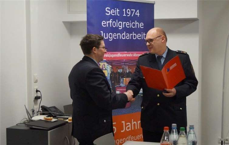 Dirk Schorn (l.) wurde für seine langjährige Mitarbeit bei der Jugendfeuerwehr ausgezeichnet.Foto: Kreisjugendfeuerwehr Ahrweiler OM/YM