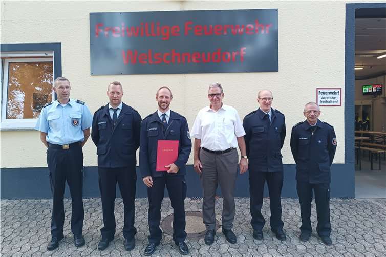 Dirk Schuster (Mitte links) wurde in seinem Amt als Stellvertretender Wehrführer der Freiwilligen Feuerwehr Welschneudorf bestätigt. Mit dabei waren (v.l.) Wehrführer Jens Weinreifer, Wehführer Daniel Billaudelle, der Erste Beigeordnete Andree Stein und die beiden Stellvertretenden Wehrleiter Patrick Weyand und Hans-Joachim Klimke. Foto: VG Montabaur / Monique Brill