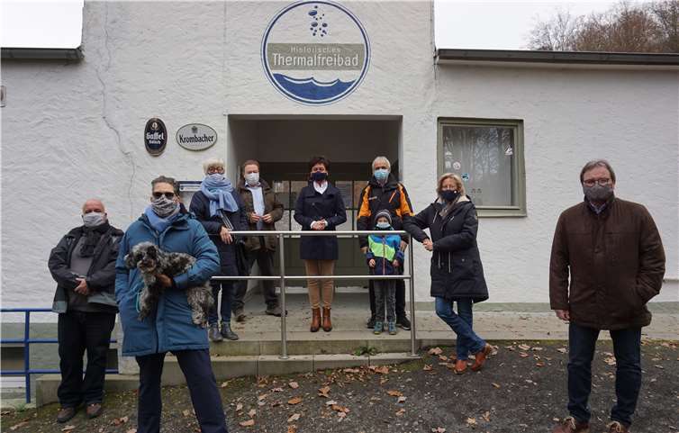 Dirk Schwarz, Axel Peiss mit seinem Hund Merle, Pia Wasem, Franz Hermann Deres, CDU-Landtagskandidatin Petra Schneider, Hans-Werner Adams mit seinem Enkel Leo, Silvia Mühl und Norbert Schmickler sind zur Vorbereitung eines Arbeitstreffens mit der Verwaltung zusammengekommen. Foto: CDU Sinzig