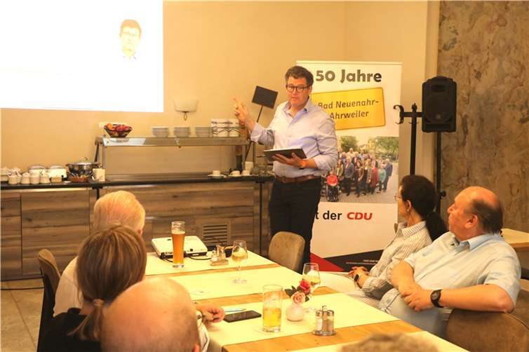 Dirk-Siegfried Hübner bei seinem Energievortrag in Ahrweiler. Fotos: Gerd Weigl