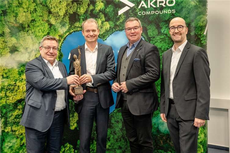 Dirk Steinbrück und Dr. Oliver Neuß, Geschäftsführer bei AKRO-PLASTIC GmbH, Horst Gies MdL und Kreiswirtschaftsförderer Tino Hackenbruch bei der Gratulation in Niederzissen.