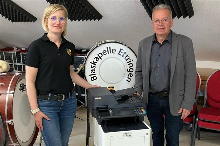 Dirk Thalwitzer überreicht Nicole Oster das neue Multifunktionsgerät