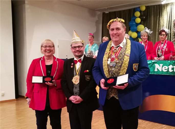 Dirk Wittersheim vom Landesverband Rhein Mosel Lahn im Bund Deutscher Karneval mit Marianne Sauser und DKK Präsident Gerd Dehne.